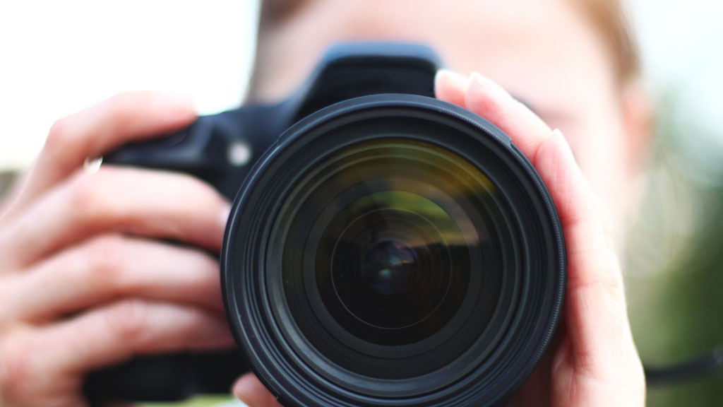 Objectif lumineux posé sur bureau avec bokeh visible en arrière-plan